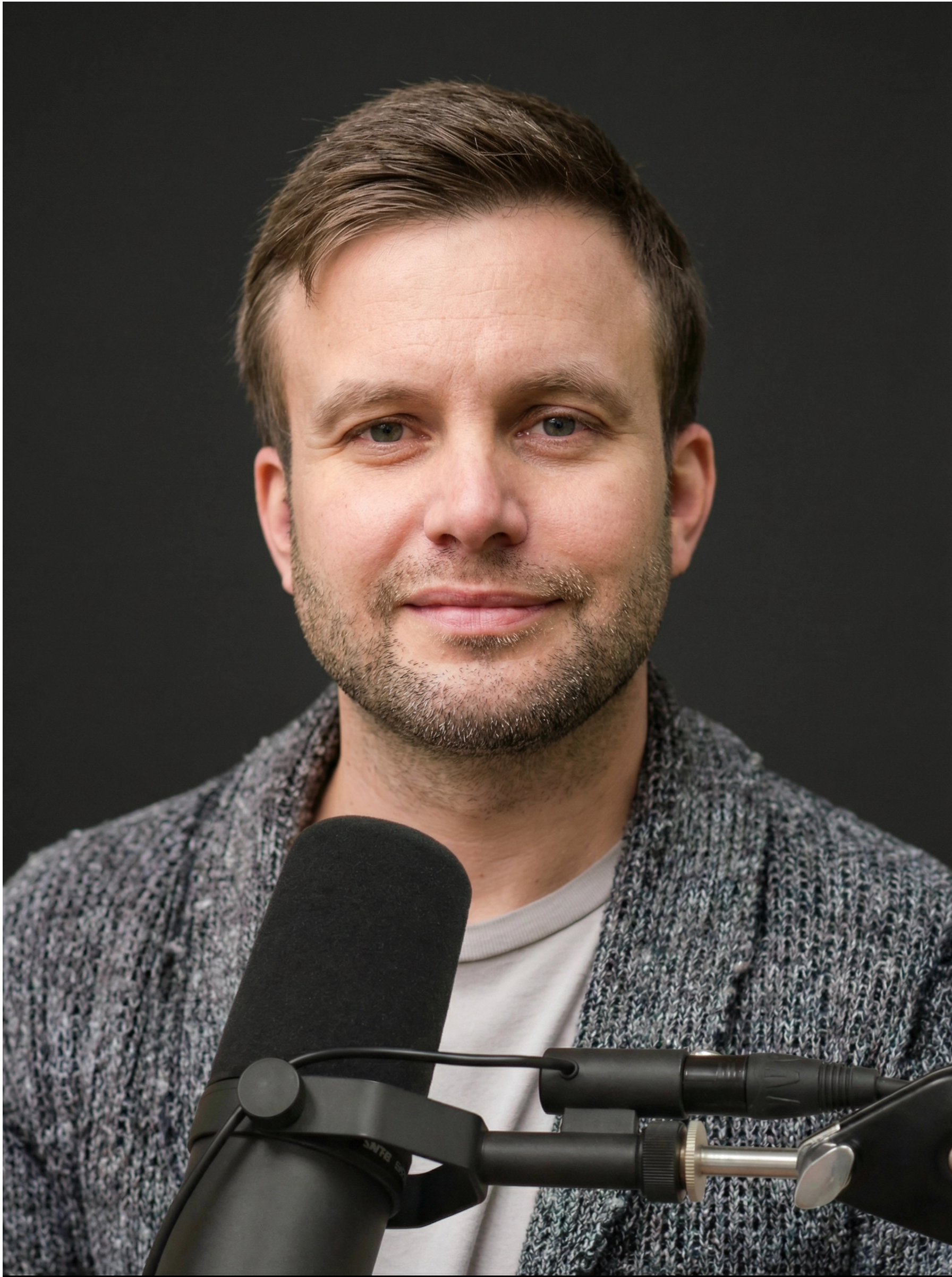 Porträtfoto von Sebastian Peters, Host des Podcasts Lehrerfolg, am Mikrofon