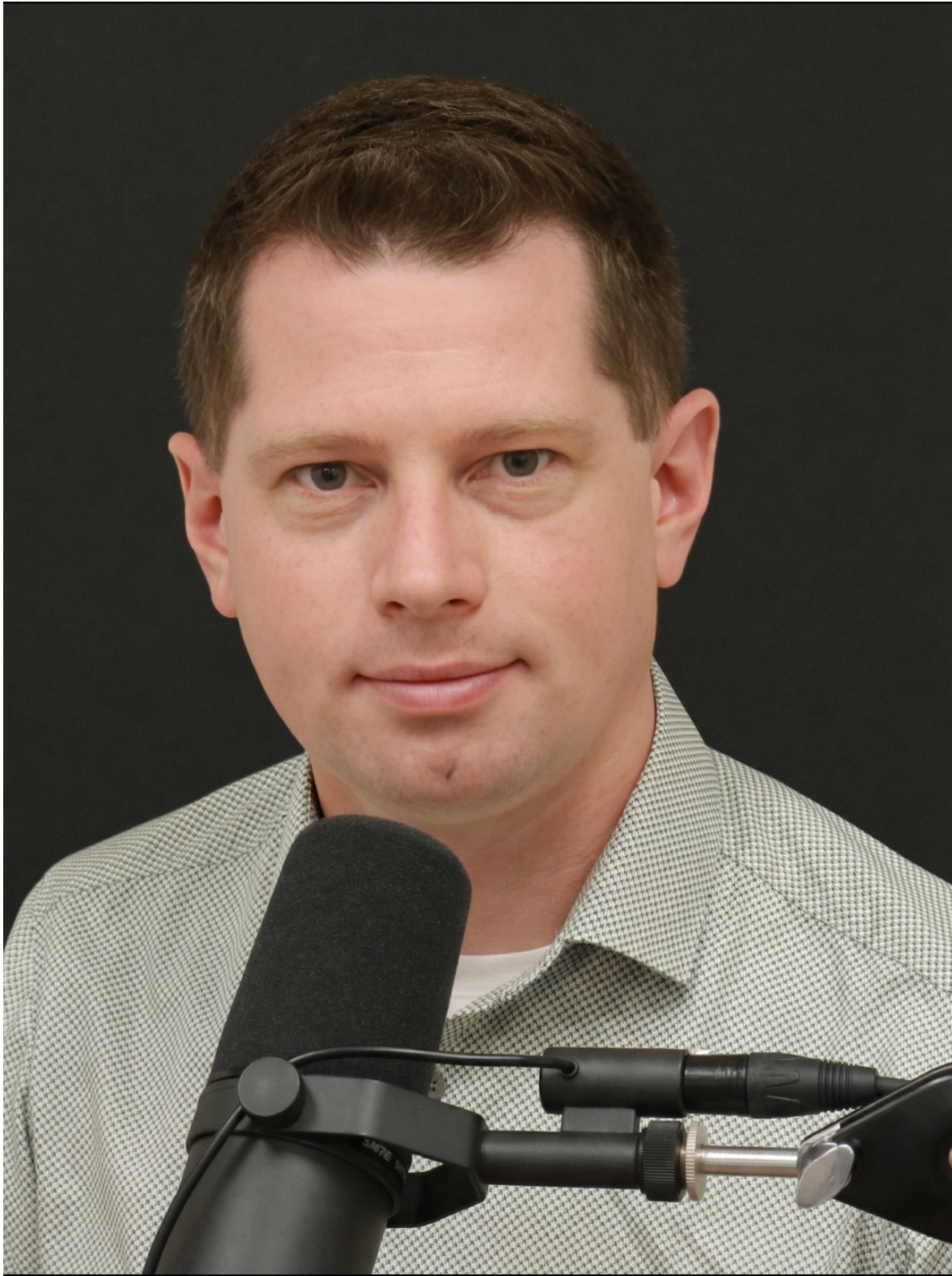 Porträtfoto von Stefan Schmit, Host des Podcasts Lehrerfolg, am Mikrofon